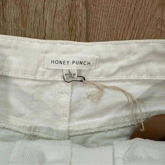 Honey Punch Women's Distressed Frayed Hem White Jean Shorts Size L NWT - Picture 6 of 10